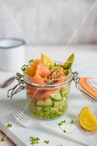 Schichtsalat mit Kopfsalat, Avocado, Gurken, Kresse, Räucherlachs und ...