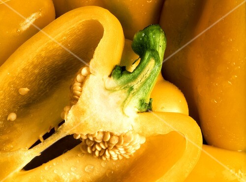 Yellow peppers (close-up)