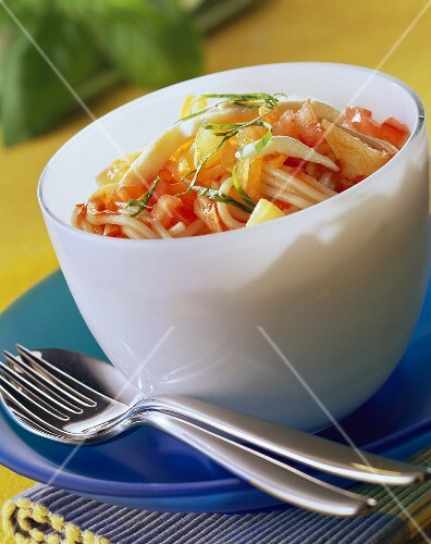 Spaghetti salad with tomatoes, mozzarella and pineapple (1)