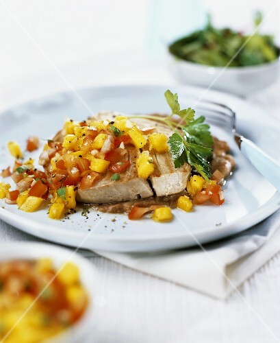 Barbecued tuna with tomato and mango salsa