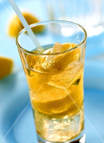 Horse Neck (long drink with whisky, Angostura, Ginger Ale)