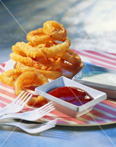 Deep-fried onion rings with ketchup, USA