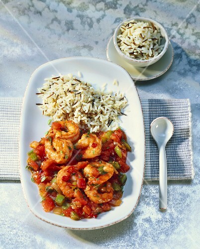 Shrimps with peppers, tomatoes and wild rice (seafood gumbo)