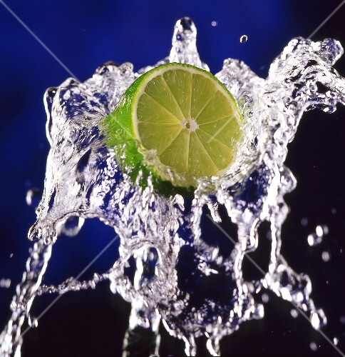 Limettenscheibe auf spritzendem Wasser