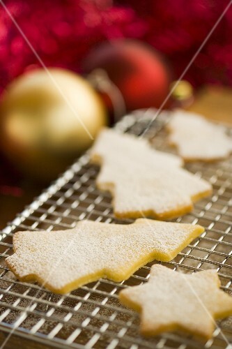 Biscuits on cake rack with Christmas decoration