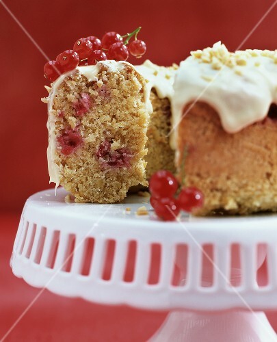 Redcurrant ring on cake stand