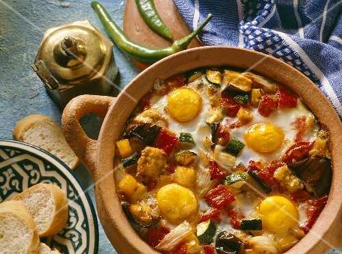 Braised vegetables with eggs in earthenware pot (1)