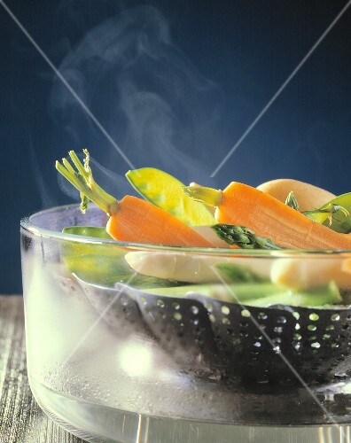 Steamed vegetables (carrots, mangetouts, asparagus) in pan