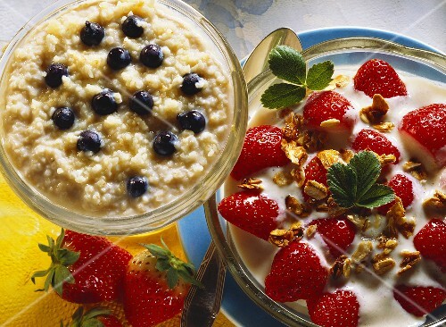 Fresh grain muesli with blueberries & strawberry muesli