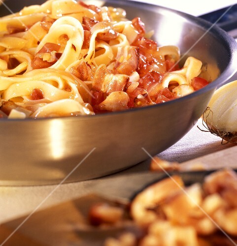 Pasta with bacon and tomato sauce (Pasta all' amatriciana)