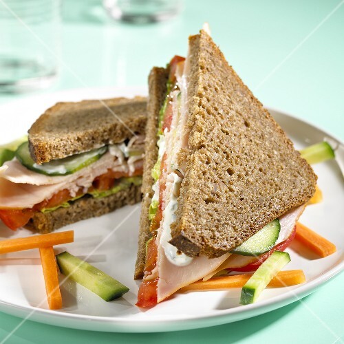Wholemeal sandwich with turkey breast and vegetables