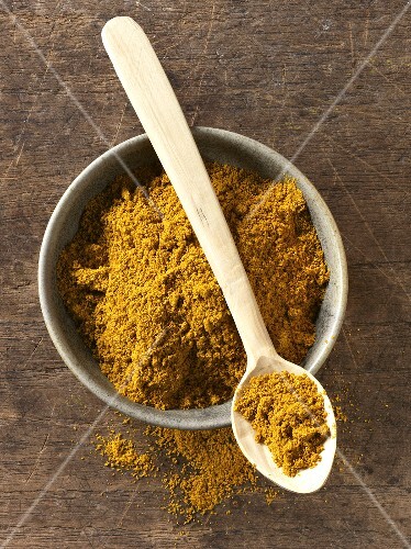 Curry powder in bowl and on spoon