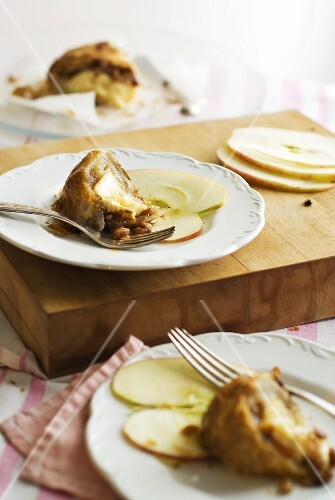Brie pie with apple slices