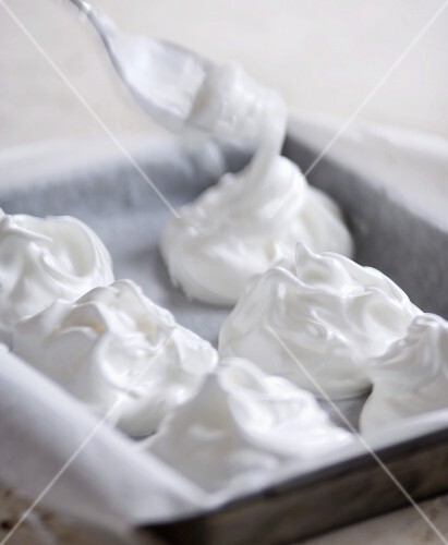 Meringues-Masse auf ein Backblech setzen