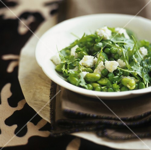 Pulse and rocket salad with goat's cheese