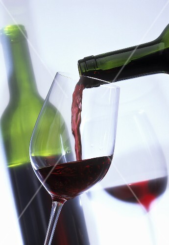 Rotwein wird eingegossen