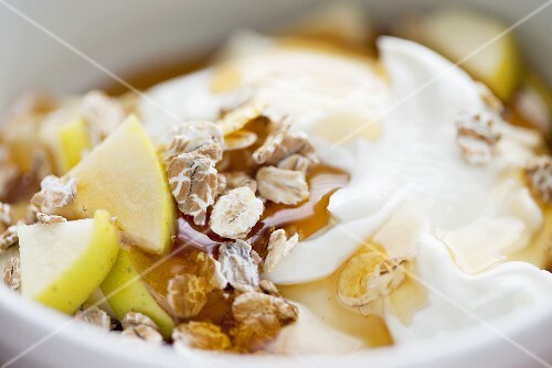 Joghurtmüsli mit Honig und Apfel