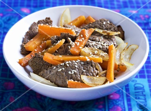 Beef with carrots, onions and sesame seeds