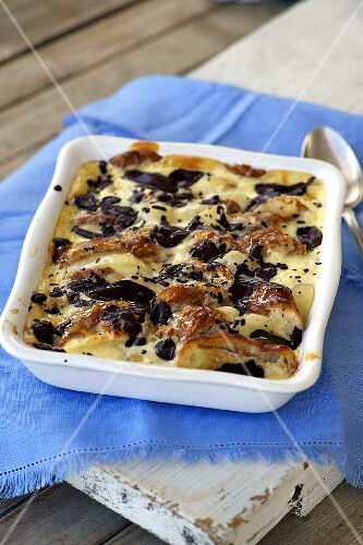 Bread bake with pears and chocolate