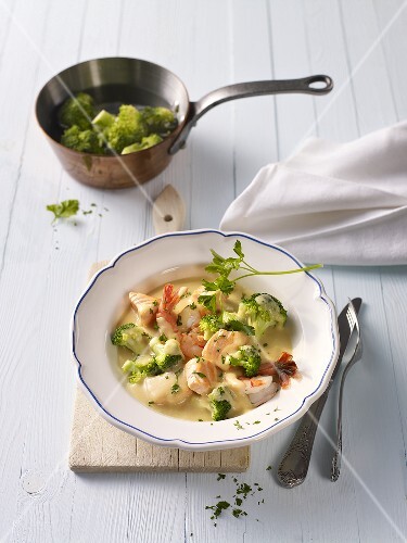 Salmon and prawn stew with broccoli