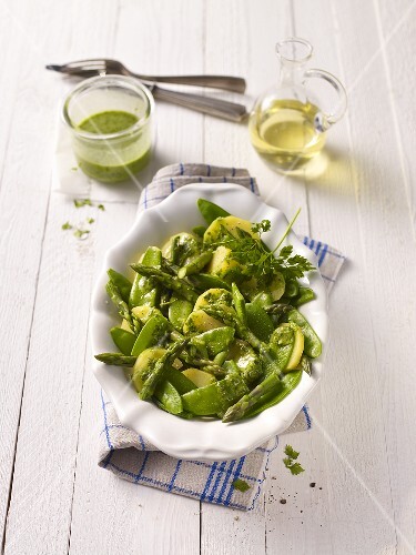 Kartoffelsalat mit grünem Spargel und Zuckerschoten