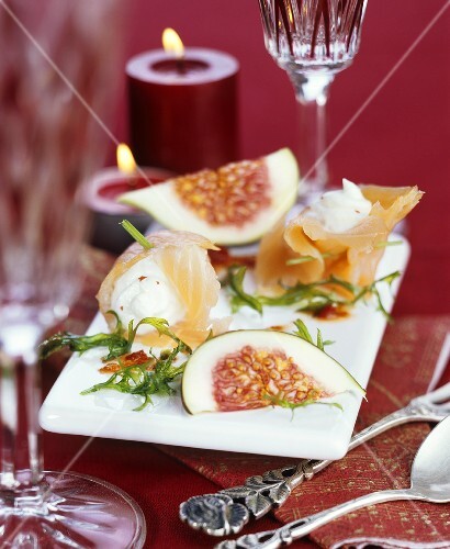 Smoked salmon rolls with figs