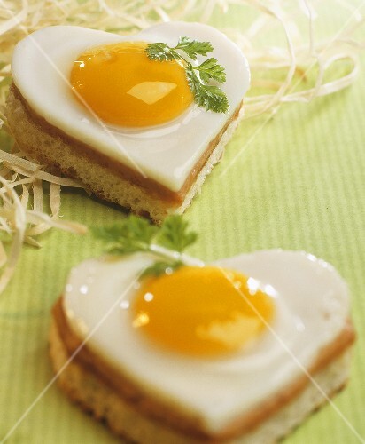 Heart-shaped ham and egg on toast