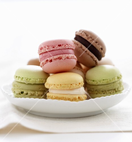 Assorted Luxemburgerli (filled macaroon biscuits) in a bowl