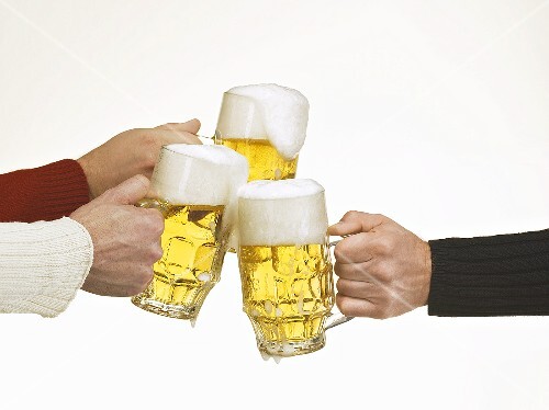 Mit Bierkrügen anstossen