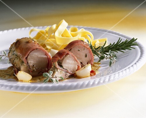 Kaninchenfilet in Schinken gerollt mit Bandnudeln