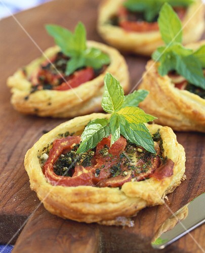 Mini puff pastry pizzas with tomatoes and mint
