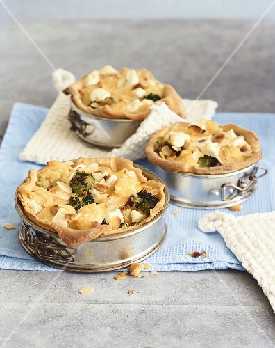 Cauliflower and broccoli quiche with almonds