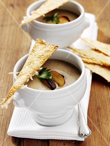 Creamed mushroom soup in two soup cups