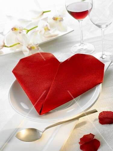 Napkin folding design: 'Heart'