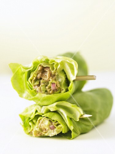 Lettuce leaves stuffed with avocado and tuna