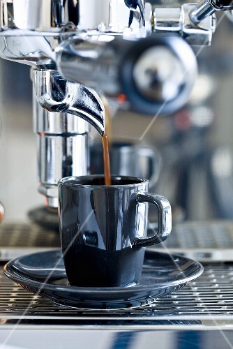 Espresso läuft in die Espressotasse