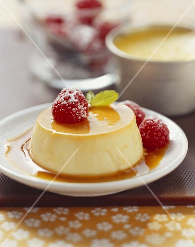 Creme Caramel mit frischen Himbeeren