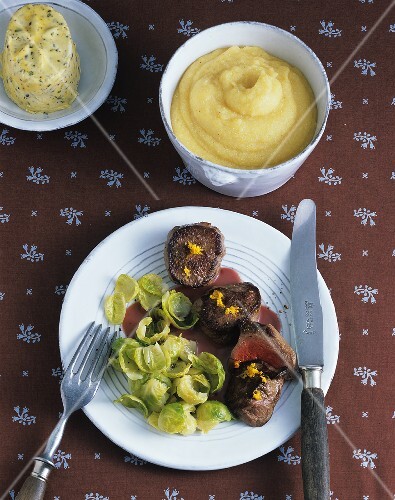 Gamsmedaillons mit Rosenkohl & Orangenbutter