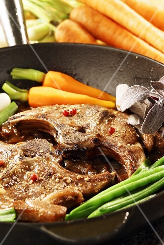 Gamshals mit Sommergemüse in der Pfanne