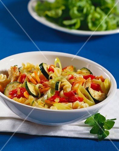 Fusilli with mixed vegetables and strips of chicken breast
