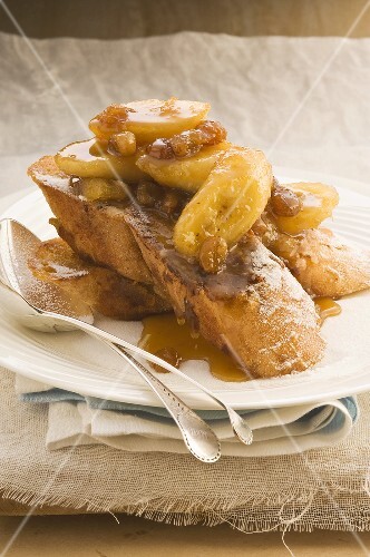 French toast with bananas and raisins