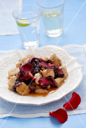 Chicken with rose petals, honey, cinnamon and white wine