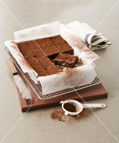 Schokoladen-Walnuss-Brownies mit Kakaopulver