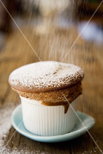 Schokoladensouffle mit Puderzucker bestreuen