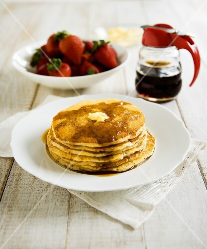 Pancakes mit Butter und Ahornsirup, Erdbeeren (USA)