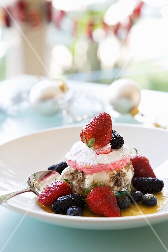 Eisdessert mit Beeren zu Weihnachten