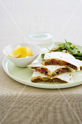 Quesadillas mit Zitronenschnitzen und Salatbeilage