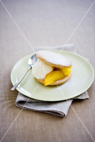 Eissandwich mit Pfirsichen