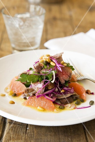 Rindfleischsalat mit rosa Grapefruit und Pinienkernen