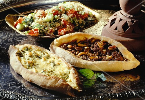 Gefüllte Teigschiffchen und Bulgursalat (Syrien)